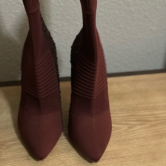 Steve Madden (sizes avail 7, 7.5 8)
Pull-on style
Color Burgundy - Picture 3 of 7